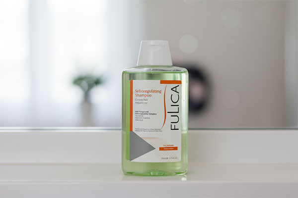 شامپو موهای چرب فولیکا روی قفسه حمام