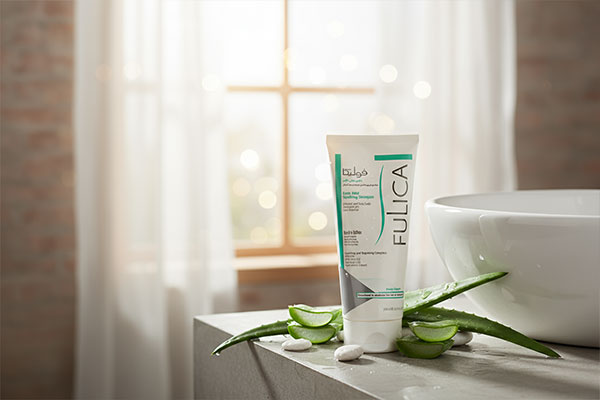 شامپو ضد خارش ملایم فولیکا در کنار برگ‌های آلوئه ورا