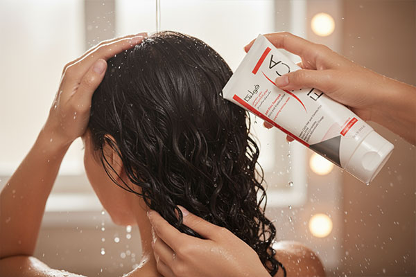 شستشوی موهای فر با شامپو موهای مجعد فولیکا