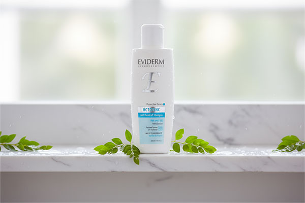 شامپو ضد شوره روزانه اکتوزینک اویدرم روی قفسه حمام