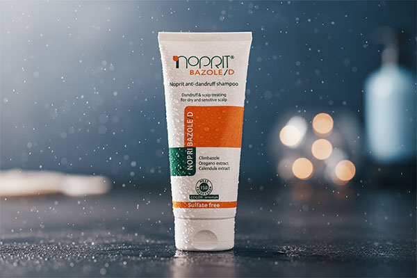 نمای نزدیک شامپو ضد شوره نوپریت با قطرات آب