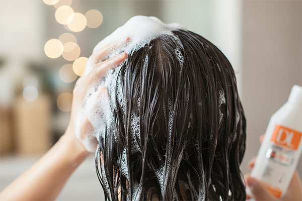 شستشوی مو با شامپو درمالیفت برای موهای وز