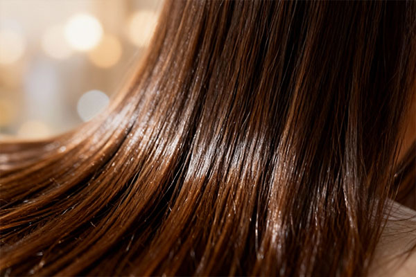 موهای درخشان پس از استفاده از شامپو ضد شوره خشک درمالیفت