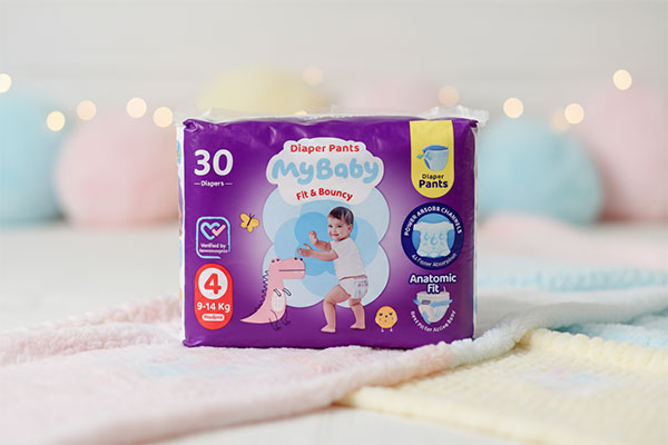 پوشک شورتی کانال دار سایز 4 مای بیبی روی پتوی نرم کودک