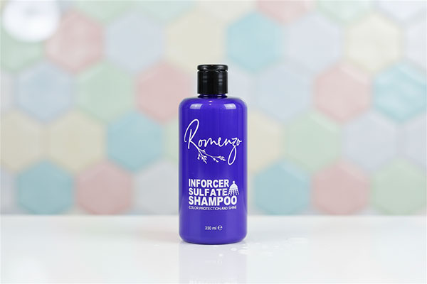 شامپو بدون سولفات موهای رنگ شده رومنزو روی پیشخوان حمام