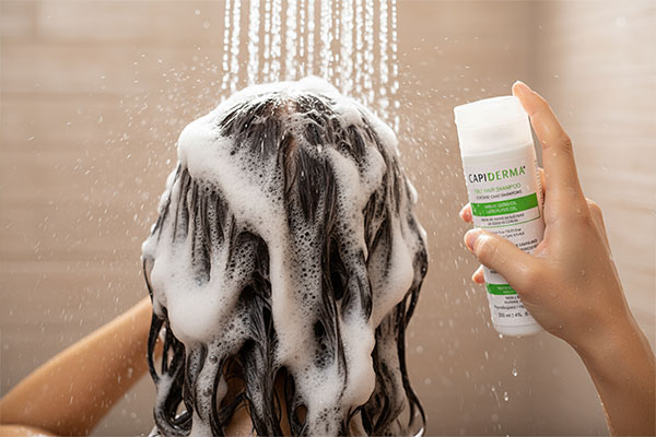 استفاده از شامپو مخصوص موهای چرب کپیدرما در حمام