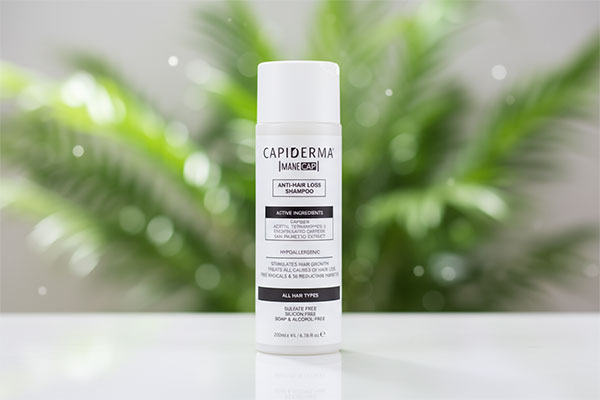 شامپو تقویت کننده و ضد ریزش مین کپ کپیدرما روی پیشخوان سفید