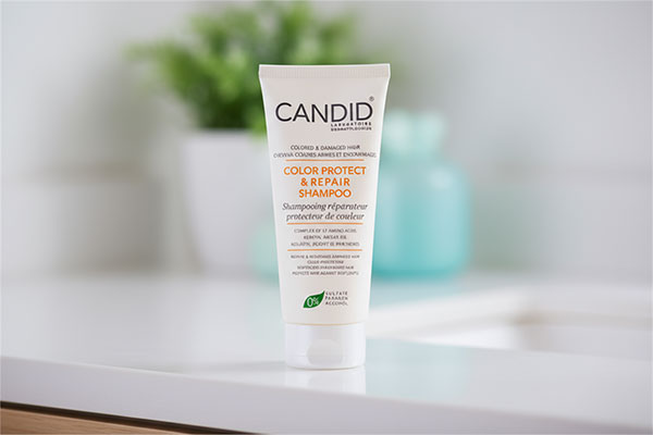 شامپو کاندید برای موهای رنگ شده روی پیشخوان حمام