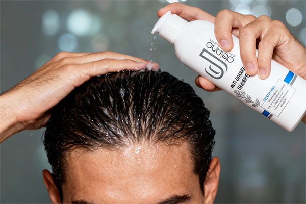 استفاده از شامپو ضد شوره موهای چرب دلانو برای شستشوی مو