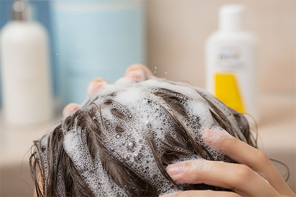 شستشوی مو با شامپو ضد شوره ایروکس