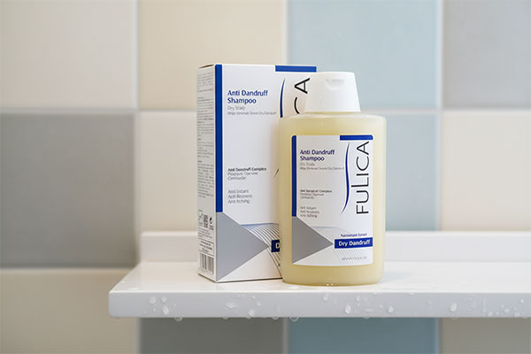 شامپو ضد شوره موهای خشک فولیکا روی قفسه حمام