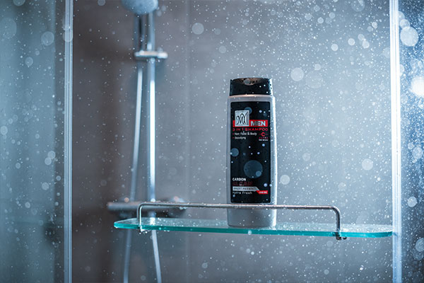 شامپو 3 در 1 مردانه کربن کلین مای در محیط حمام