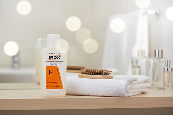 شامپو تقویت‌کننده ایروکس پرو ویتا اف در حمام