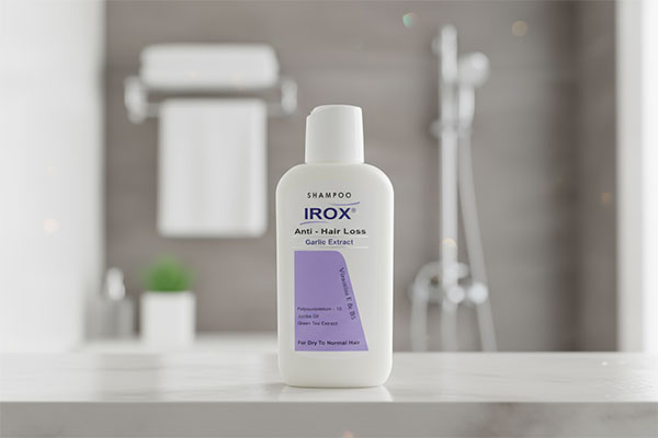 شامپو ضد ریزش سیر ایروکس روی قفسه حمام