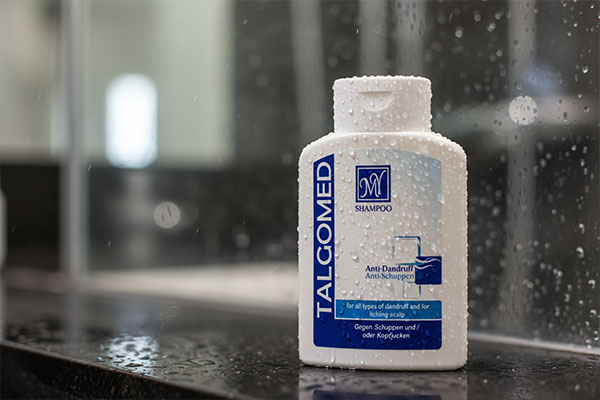 نمای نزدیک شامپو تالگومد مای با قطرات آب