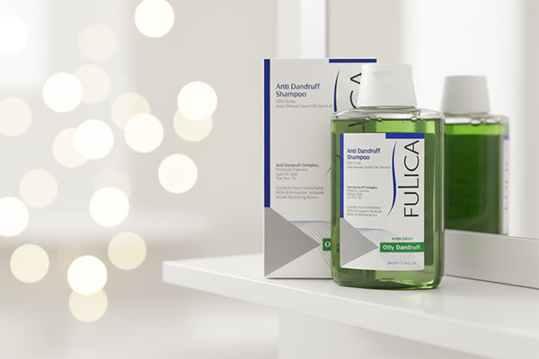 شامپو ضد شوره موهای چرب فولیکا روی قفسه حمام