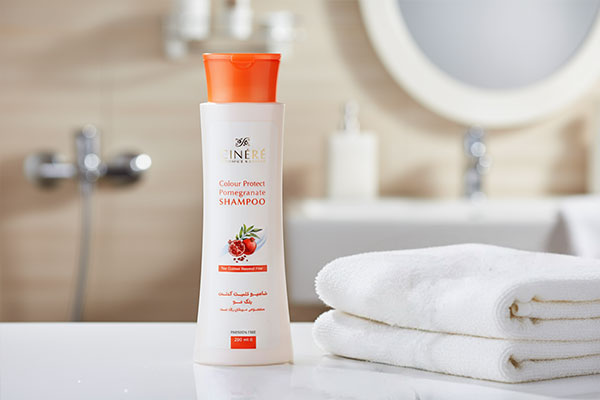 شامپو محافظ رنگ مو سینره کنار حوله و موهای خیس