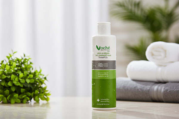 شامپو اوره و آرگان موهای خشک وچه روی پیشخوان حمام