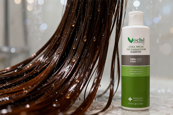 موهای براق و مرطوب پس از استفاده از شامپو اوره وچه