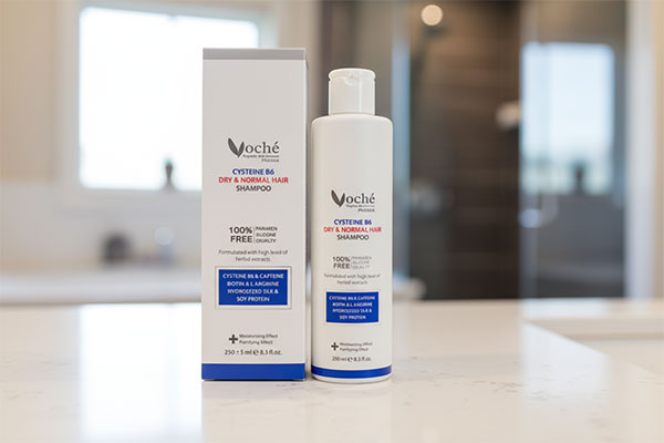 شامپو تقویتکننده موهای خشک سیستئین B6 وچه روی پیشخوان حمام