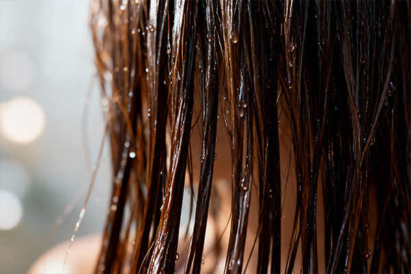 موهای براق و مرطوب پس از استفاده از شامپو کراتین وچه