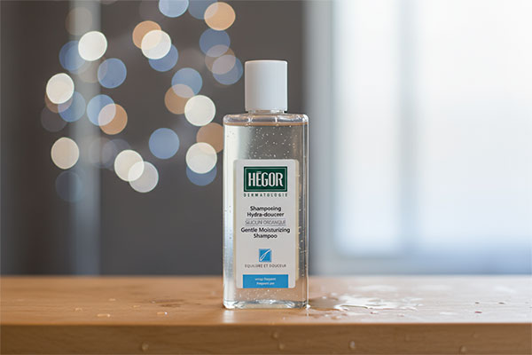 شامپو ارگانیک سیلیسیوم هگور روی قفسه حمام