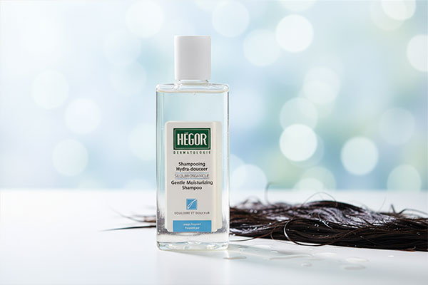 شامپو مرطوب کننده ارگانیک هگور کنار موهای خیس