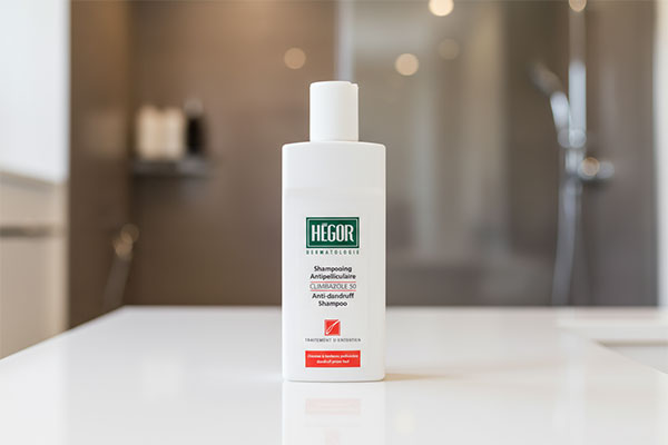 شامپو ضد شوره کلیمبازول 50 هگور روی پیشخوان حمام