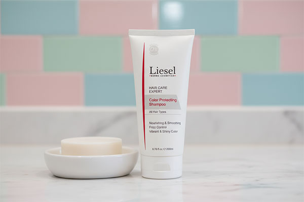 شامپو موهای رنگ شده لایسل روی پیشخوان حمام