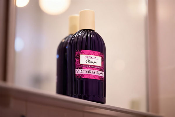 شامپو موهای رنگ شده سنشوال ویکتوریا رز 400 میلی لیتری روی قفسه حمام