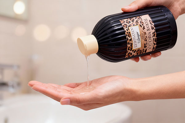ریختن شامپو موهای چرب تمپتیشن ویکتوریا رز روی دست