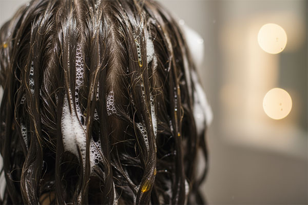 استفاده از شامپو مغذی روغن کید هگور برای موهای خشک