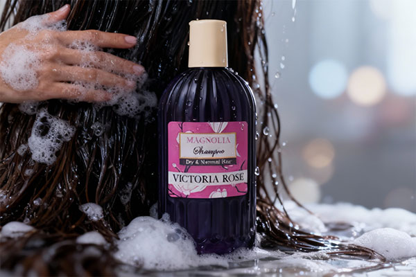 استفاده از شامپو مگنولیا ویکتوریا رز روی موهای خیس