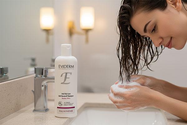 استفاده از شامپو تقویت کننده ضد شوره پالمینکس پلاس اویدرم برای موها