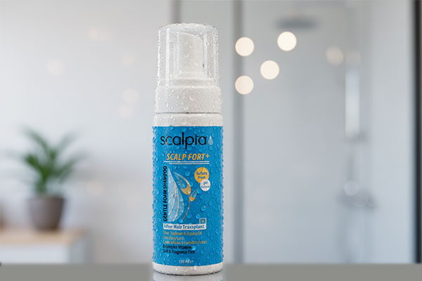 شامپو فورت پلاس اسکالپیا با قطرات آب برای نمایش تازگی