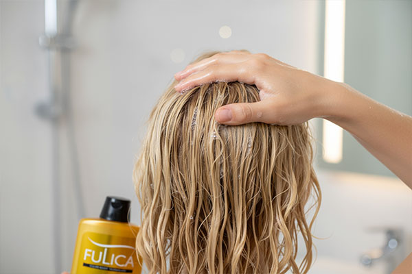 استفاده از شامپو محافظ رنگ زرد فولیکا برای موهای رنگ‌شده