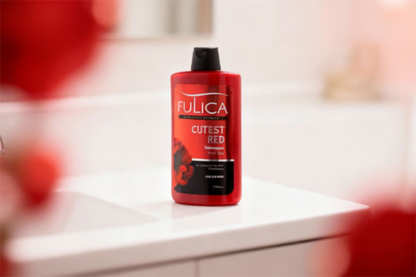 شامپو تثبیت کننده مو قرمز فولیکا روی پیشخوان سفید