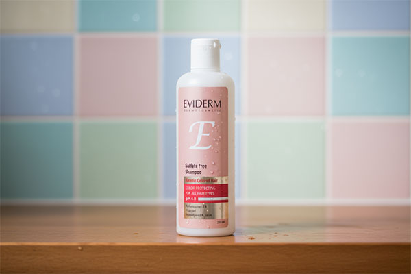شامپو بدون سولفات کراتینه موهای رنگ شده اویدرم روی قفسه حمام