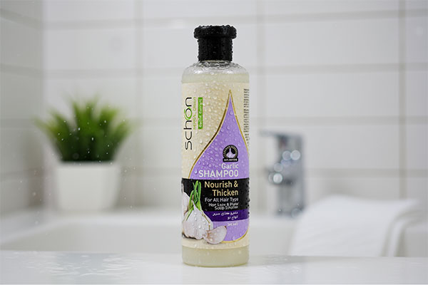 شامپو سیر شون روی پیشخوان حمام