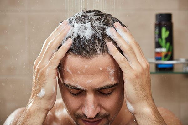 استفاده از شامپو ضد شوره د وان شون در حمام