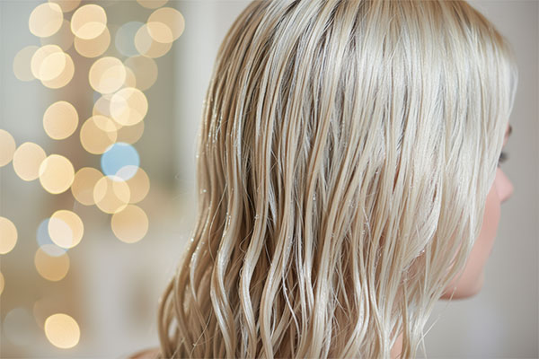 موهای بلوند درخشان پس از استفاده از شامپو ضد زردی دیپ سنس