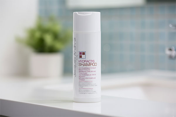 شامپو تقویت کننده موهای خشک ژاک آندرل روی پیشخوان حمام