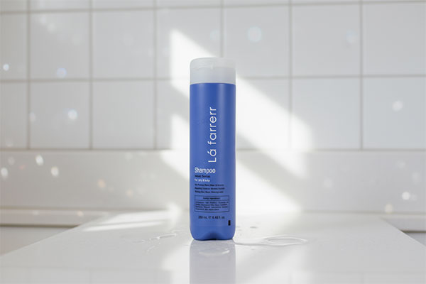 شامپو لافارر موهای خشک و زبر روی پیشخوان حمام