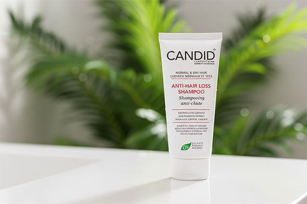 شامپو ضد ریزش موهای معمولی و خشک کاندید روی پیشخوان سفید