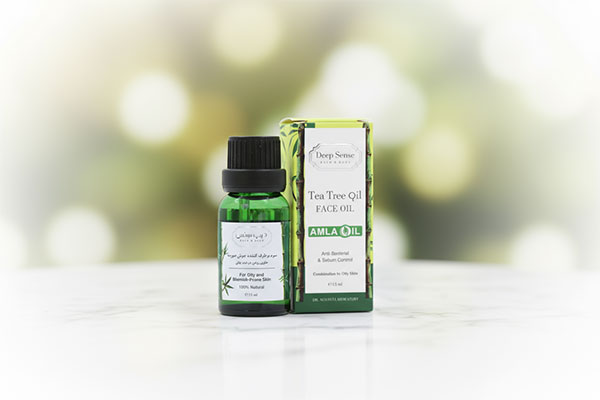 سرم ضد جوش روغن درخت چای دیپ سنس روی سطح مرمر سفید