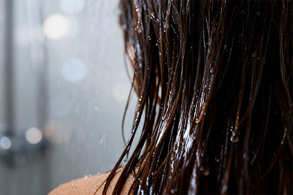 موهای براق و مرطوب پس از استفاده از شامپو موهای خشک اویدرم