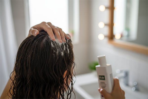 استفاده از شامپو ضد شوره پیروکتون اولامین هگور برای درمان شوره سر