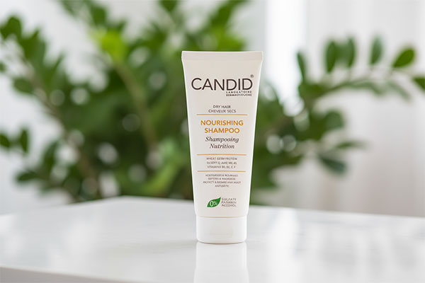 شامپو ویتامینه موهای خشک کاندید روی پیشخوان حمام