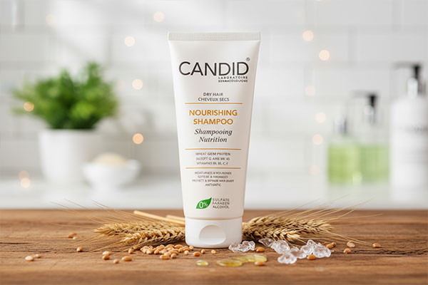 شامپو ویتامینه موهای خشک کاندید روی پیشخوان حمام