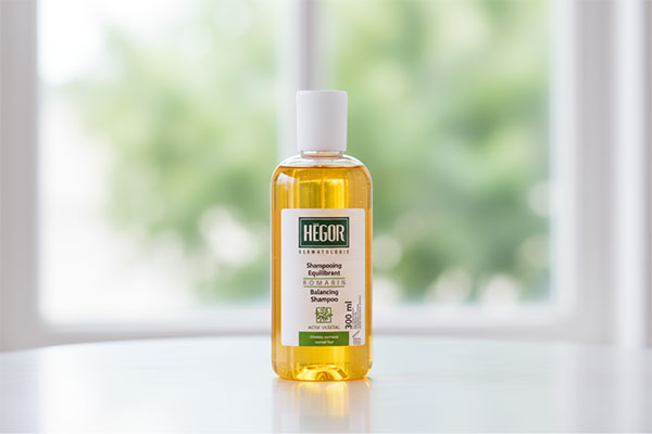 شامپو متعادل کننده مو رزماری هگور روی پیشخوان حمام